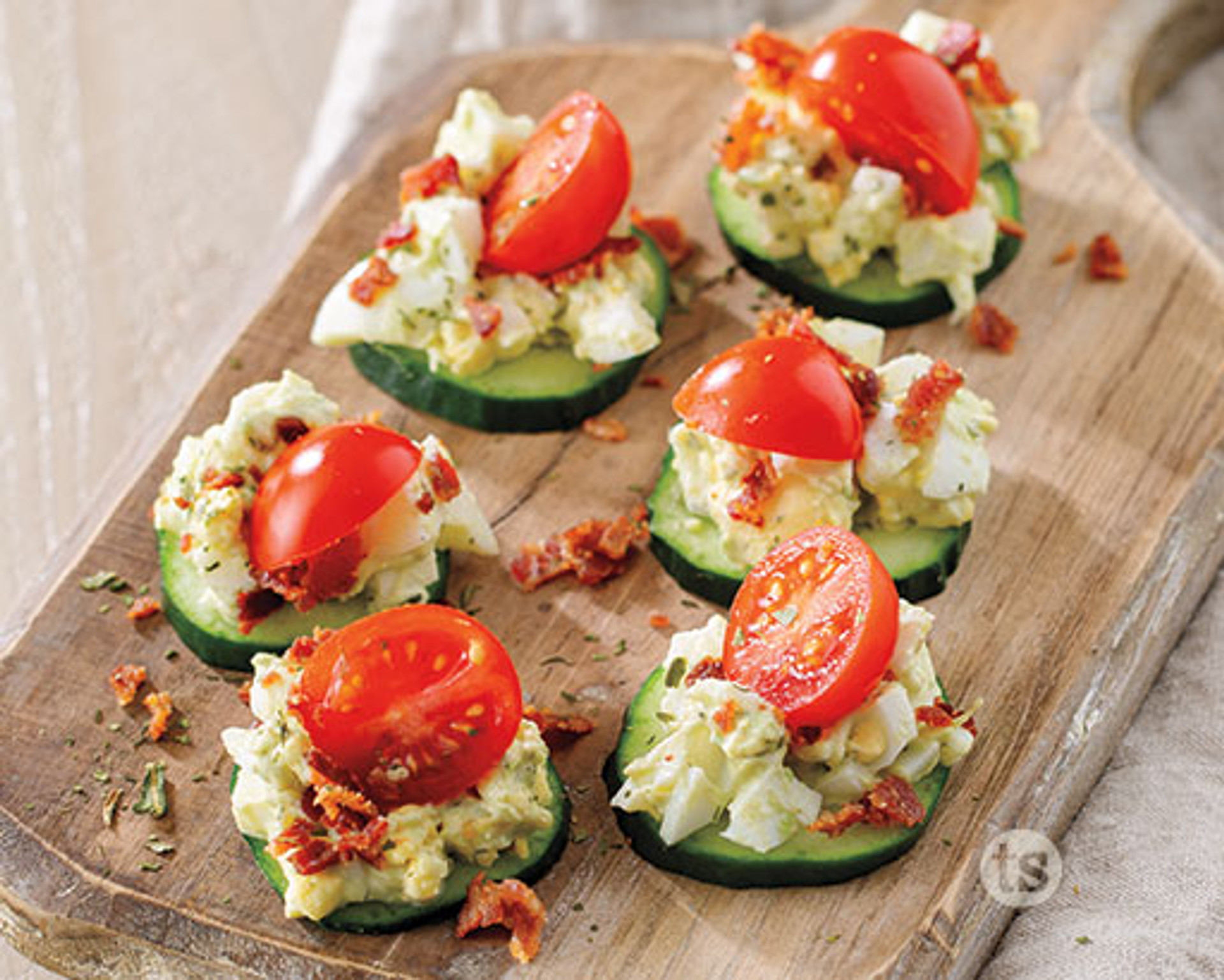 Need to use up some cucumbers from your garden?  Here's another cucumber recipe for you!  Avocado Egg Salad Canapés - Egg salad made with creamy avocado and served on cucumber slices. Topped with crumbled bacon and grape tomatoes.

 #mealplanningwithheather #TastefullySimple #eatathome #ilovefood #TeamFireworks #weeklymenu #menufortheweek #mealprep #mealprepclass #mealplan #taconight #mexican #onepanmeal #familyfriendlymeal #onepotmeal #cucumbers #apps #easyapps